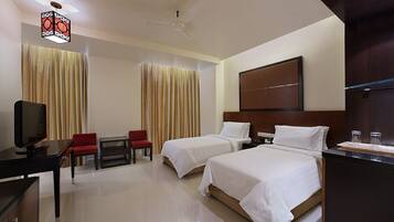 Deluxe Room, 1 Bedroom, Non Smoking | Premium bedding, minibar, in-room safe, desk
