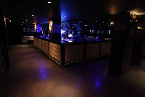 2 bar/lounge
