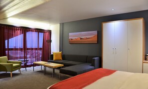 Rom – deluxe, sjøvendt | Sengetøy av topp kvalitet, safe på rommet og skrivebord