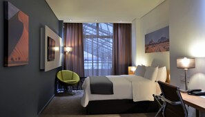 Ropa de cama de alta calidad y caja de seguridad en la habitación 