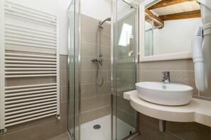 Shower, hair dryer, slippers, bidet - Colle Ameno Room & Breakfast (Rovereto)