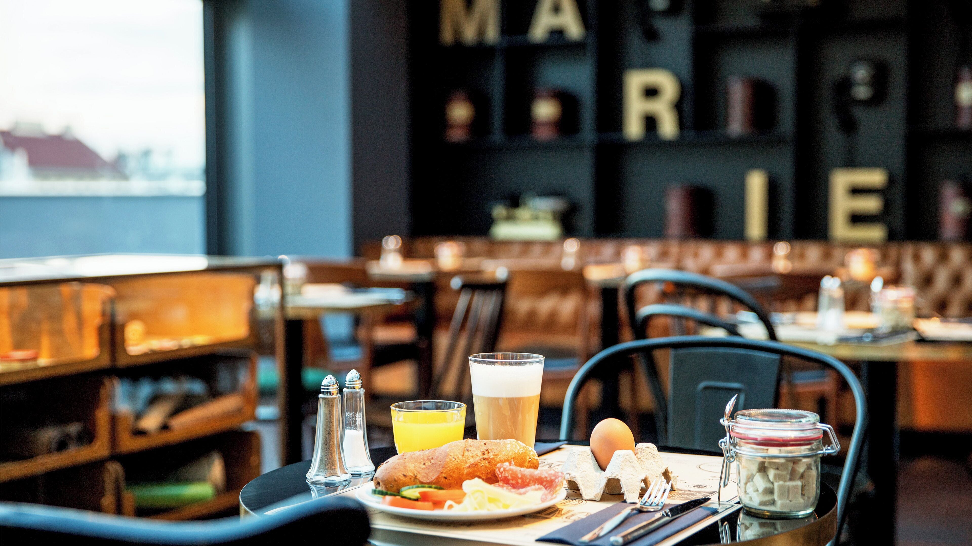 Desayuno buffet todos los días (con cargo) 