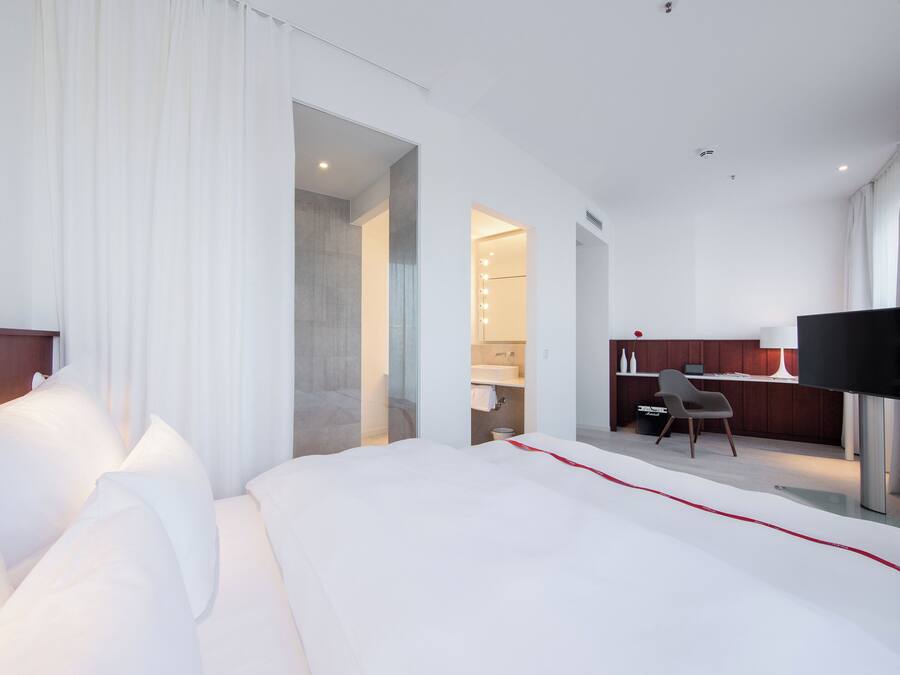 Loft, balcón | Ropa de cama de alta calidad y colchones con acolchado adicional