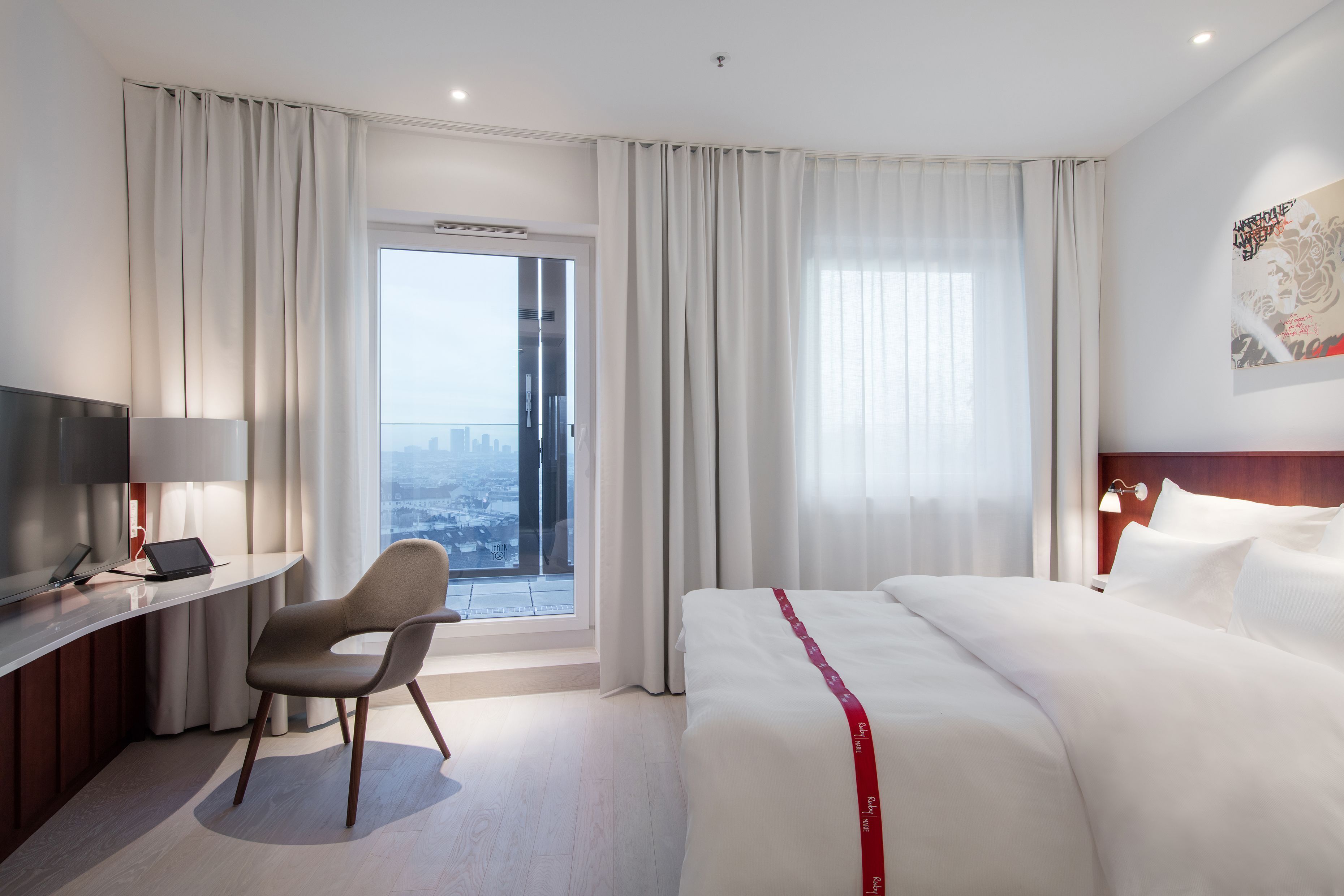 Peralatan tempat tidur premium, tilam berlapik, peti besi dalam bilik 