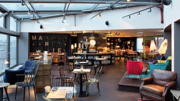 Tägliches Frühstücksbuffet gegen Gebühr