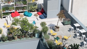 A rooftop garden with potted plants, outdoor seating, and a small tree. - Ruby Marie Hotel Vienna by IHG (Vienna)