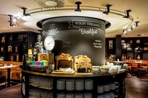 Café da manhã com buffet todos os dias mediante uma taxa