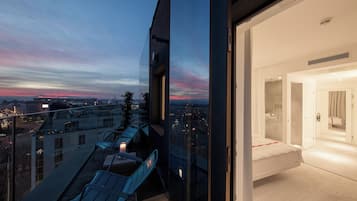 Premium bedding, pillowtop beds, in-room safe, individually decorated