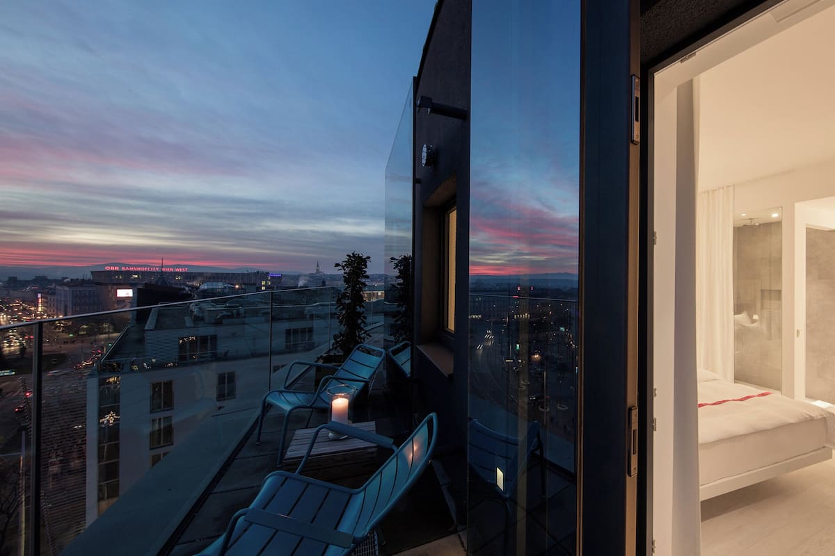 Loft, Balcony | Premium bedding, pillowtop beds, in-room safe, desk