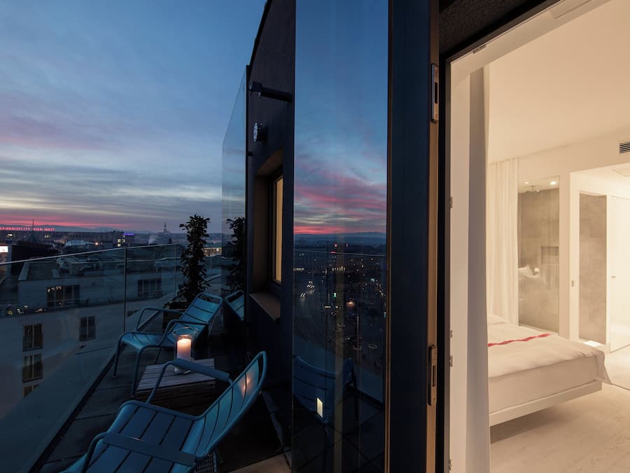 Loft, balcón | Ropa de cama de alta calidad y colchones con acolchado adicional