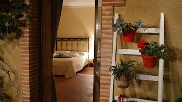 Camera tripla, vista giardino | Minibar, una scrivania, Wi-Fi gratuito