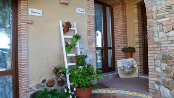 Camera quadrupla, vista giardino | Minibar, una scrivania, Wi-Fi gratuito