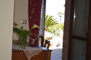 Quadruple Room, Garden View | Courtyard view