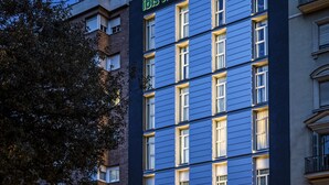 Un hôtel moderne, reconnaissable à son enseigne « Ibis Styles » bien visible, avec de nombreux étages et une façade bien éclairée.