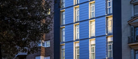 Voorkant accommodatie - avond/nacht