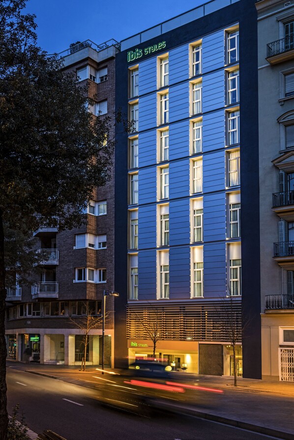 Fassade der Unterkunft – Abend/Nacht