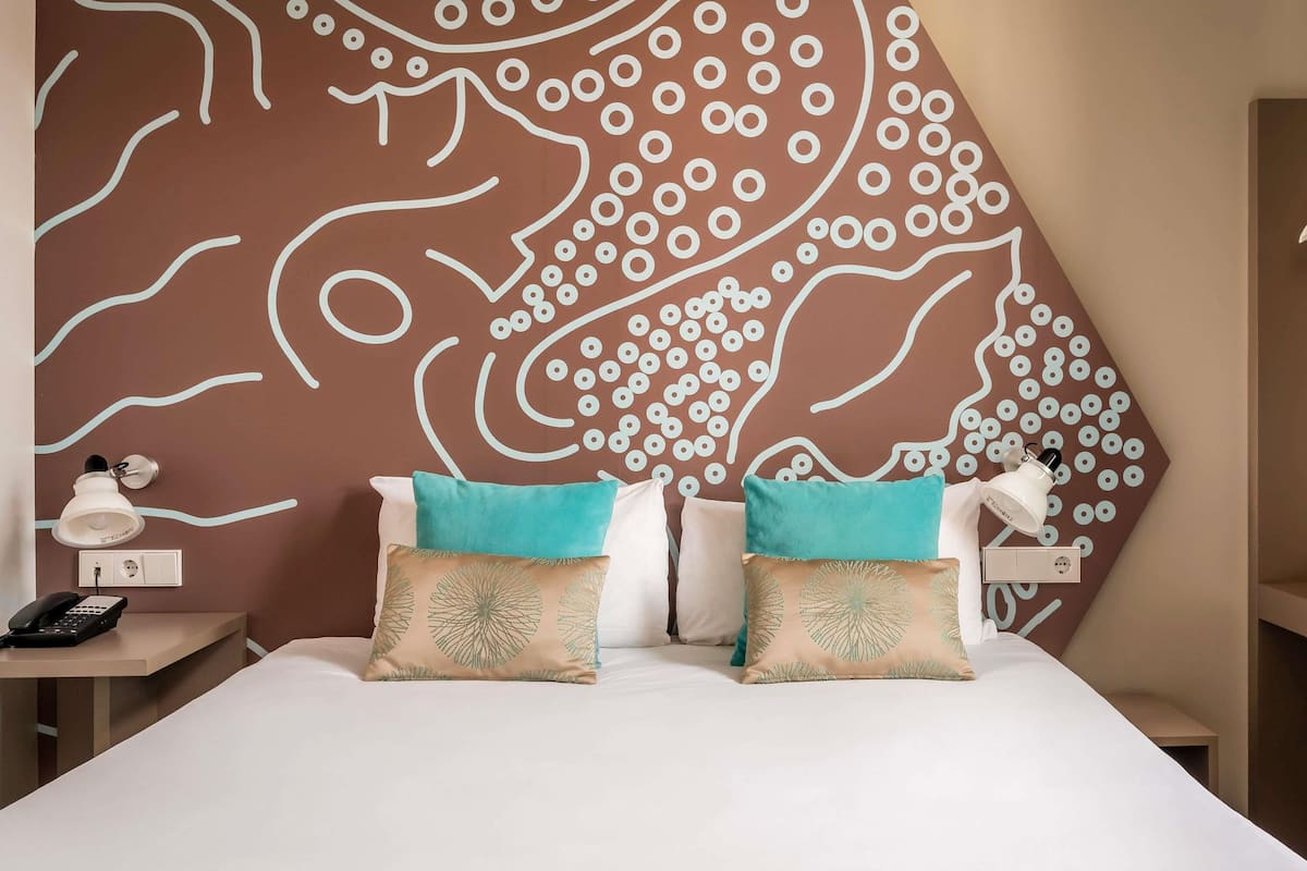 Standardzimmer, 1 Doppelbett | Daunenbettdecken, Zimmersafe, individuell dekoriert, Schreibtisch