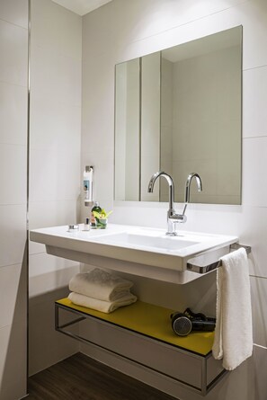 Shower, eco-friendly toiletries, hair dryer, towels - Ibis Styles Barcelona Centre Hotel (Barcelona)