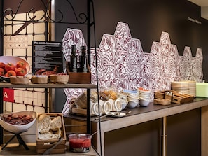 Tägliches Frühstücksbuffet (12 EUR pro Person)
