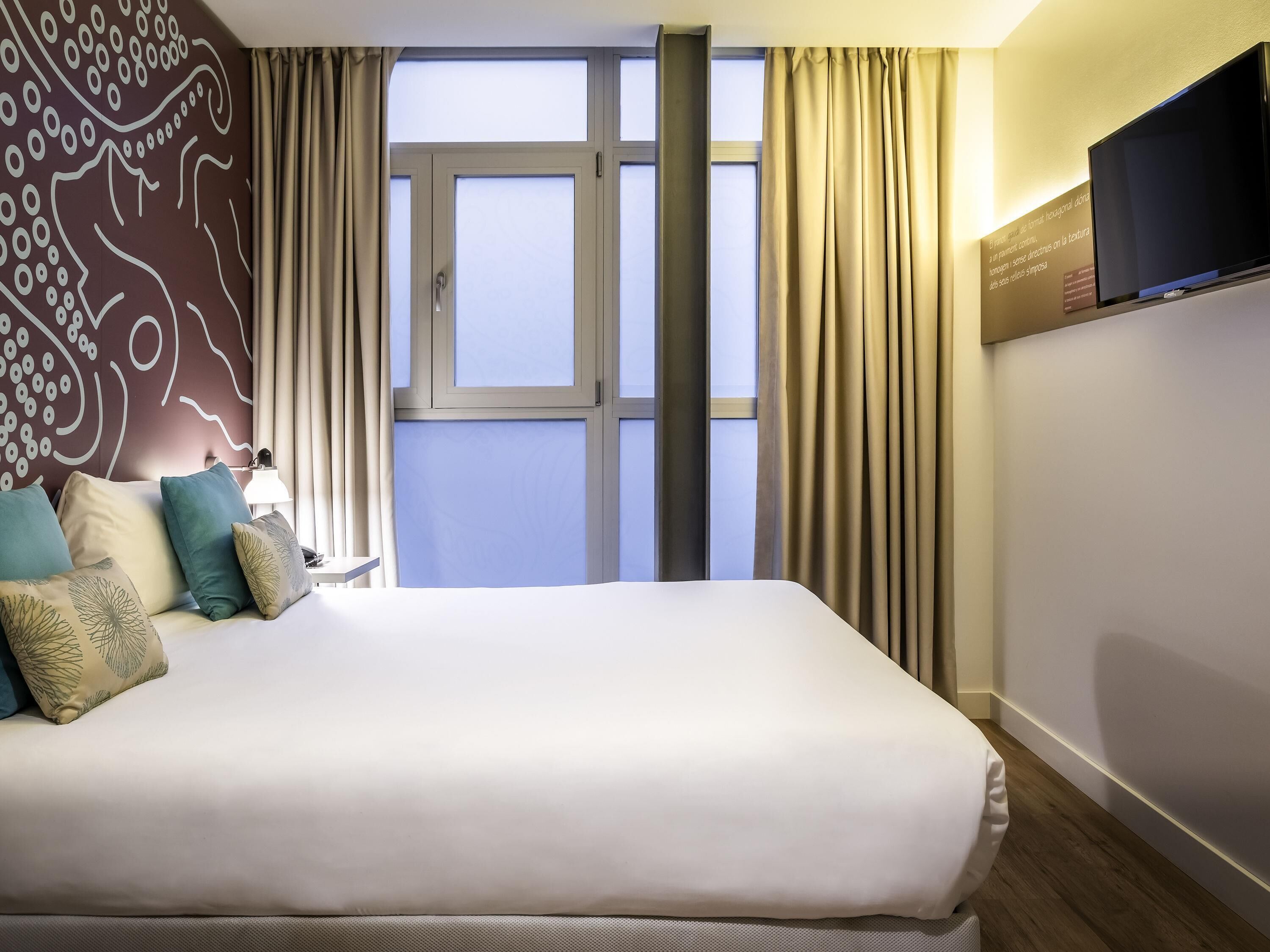 standard room, 1 double bed (interior) | down duvets, in-room safe, individually decorated, desk