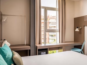 Standardzimmer, 1 Doppelbett | Daunenbettdecken, Zimmersafe, individuell dekoriert, Schreibtisch