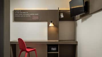 Habitación estándar, 1 cama doble (Interior) | Edredones de plumas, caja fuerte, decoración individual y escritorio