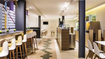 Serves breakfast, lunch, and dinner