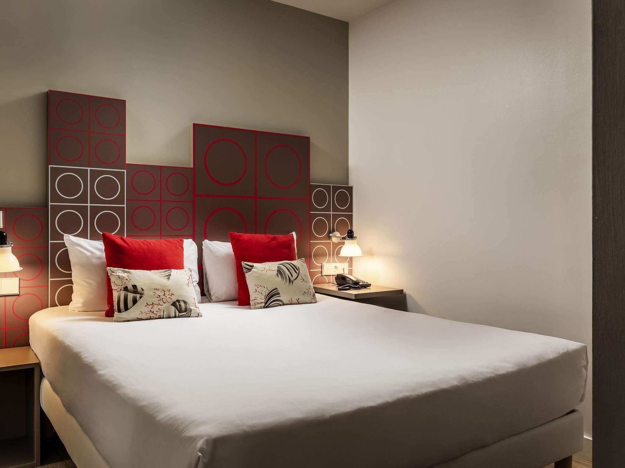 Standard Room, 1 Double Bed (Interior) | Down comforters, in-room safe, individually decorated, desk