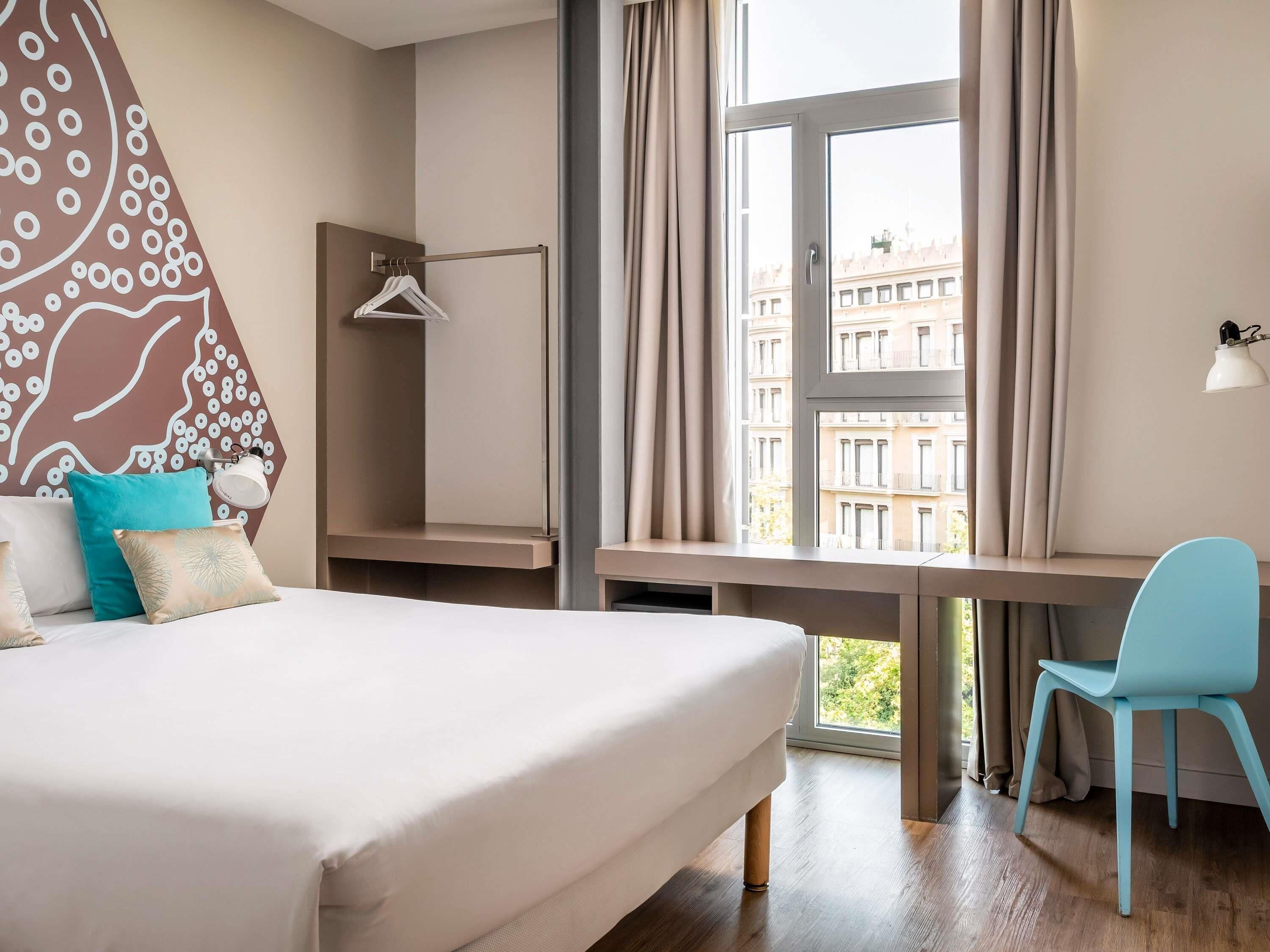 Standardzimmer, 1 Doppelbett | Daunenbettdecken, Zimmersafe, individuell dekoriert, Schreibtisch