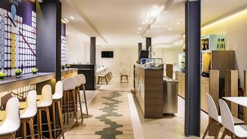 Serves breakfast, lunch, and dinner