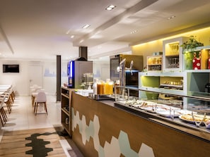 Petit déjeuner buffet servi tous les jours en supplément
