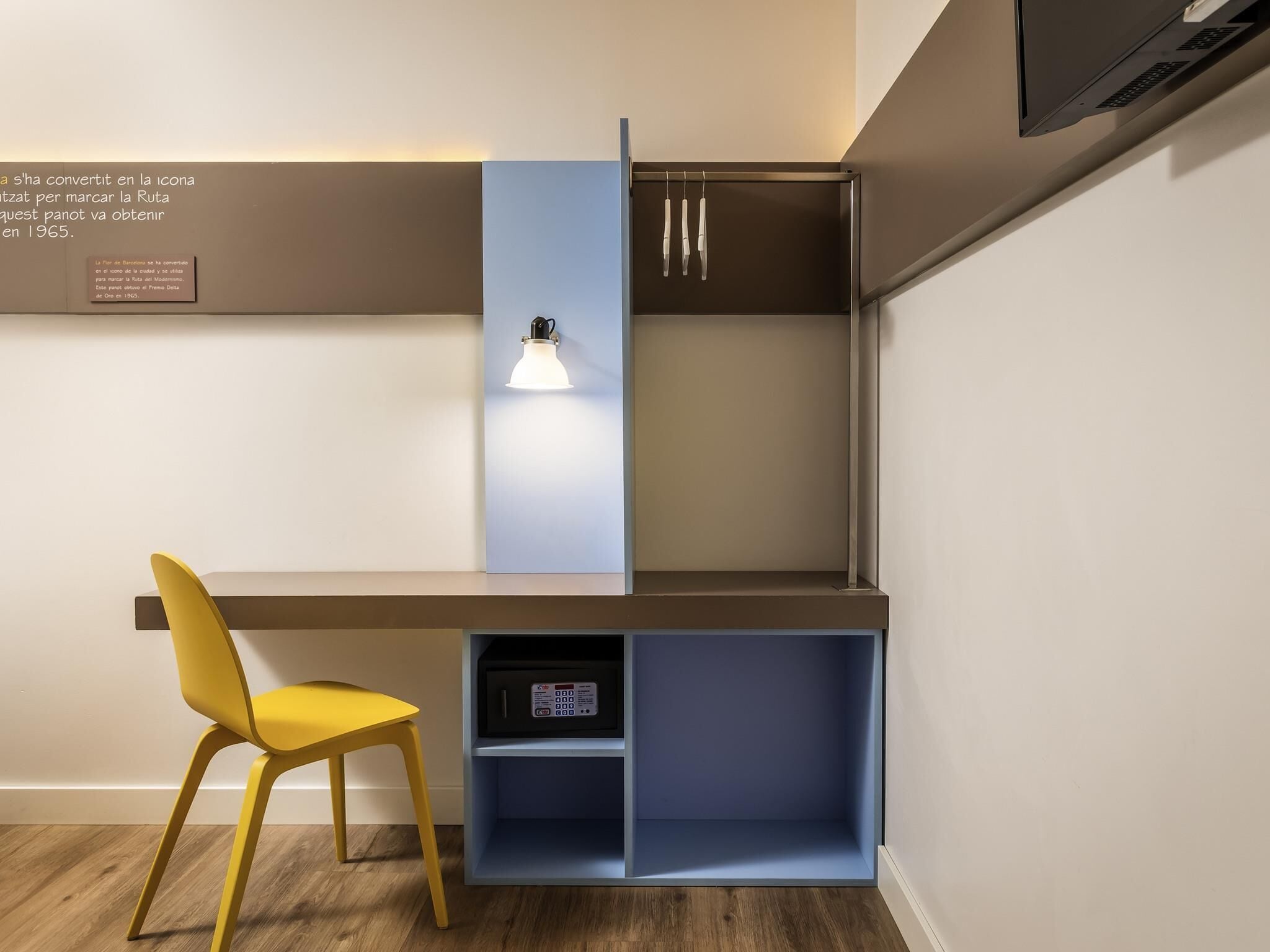 Standaard driepersoonskamer, 1 tweepersoonsbed met slaapbank | Donsdekens, een kluis op de kamer, individueel gedecoreerd, een bureau