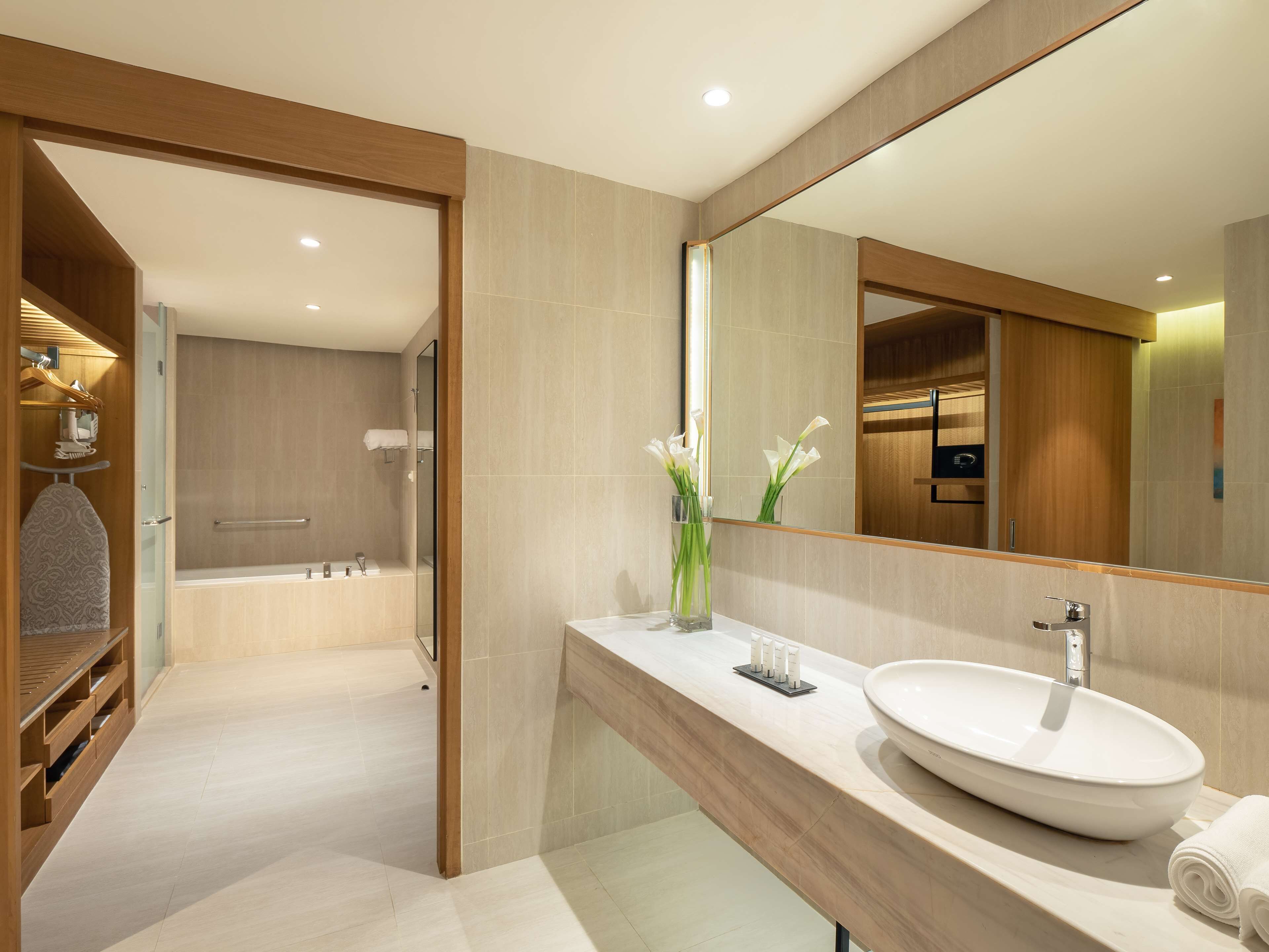 executive suite, golf view | bathroom | eco-friendly toiletries, hair dryer, bathrobes, slippers