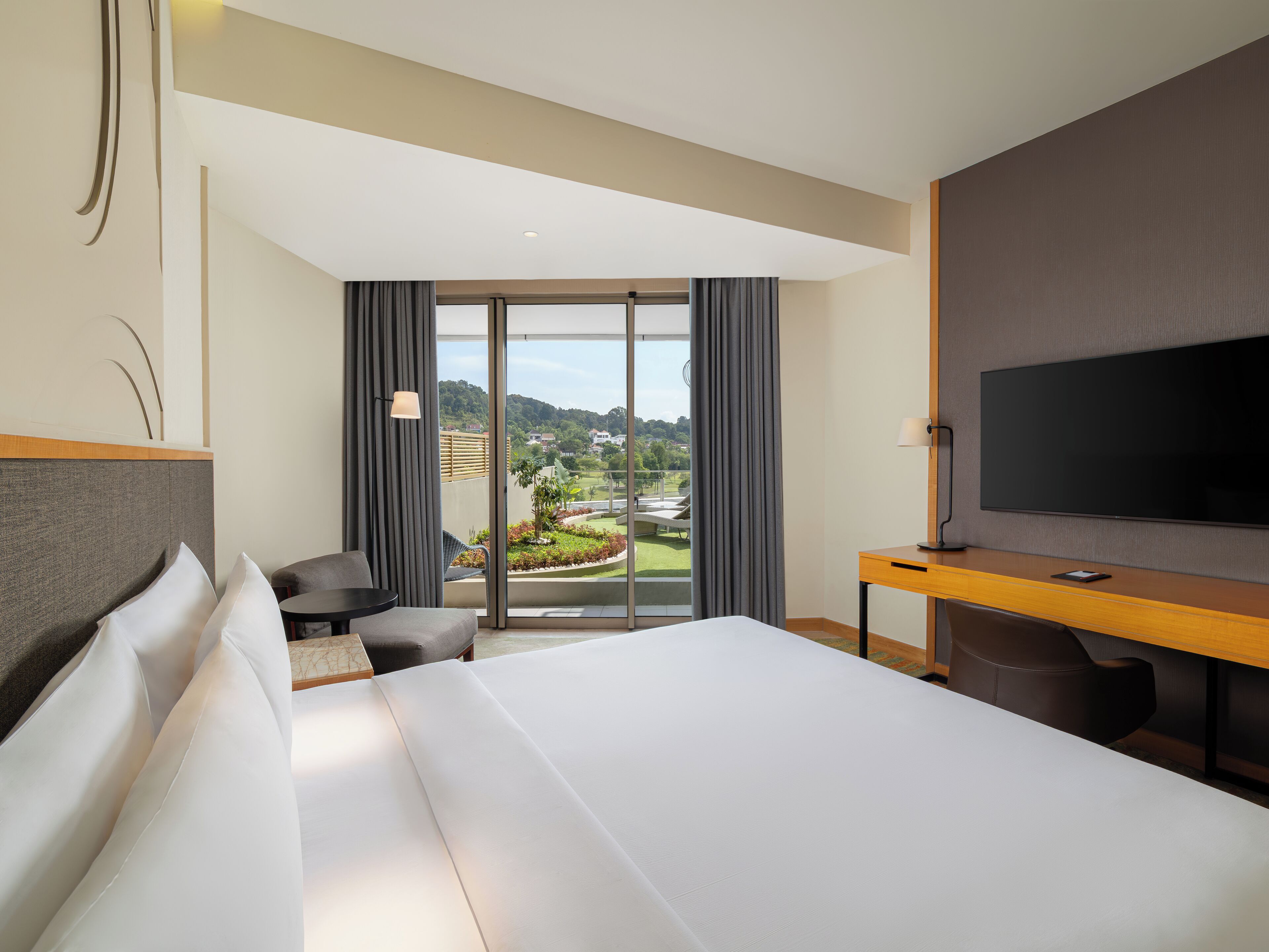 Deluxe Room, Terrace | Premium bedding, in-room safe, desk, soundproofing