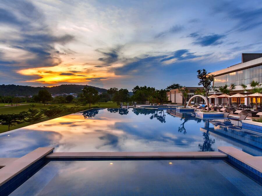 Innenpool, Außenpool, Sonnenschirme