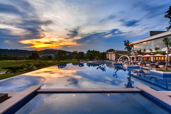 Indoor pool, outdoor pool, pool umbrellas - Radisson Golf & Convention Center Batam (Batam)