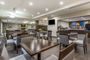 Free daily buffet breakfast  - Comfort Inn & Suites Snyder (Snyder)