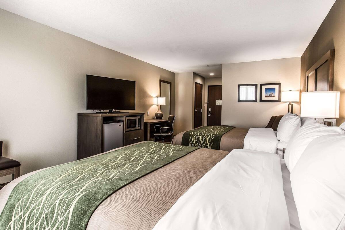 1 bedroom, premium bedding, desk, blackout curtains
