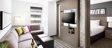 1 habitación, caja de seguridad en la habitación y escritorio