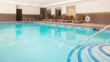 Alberca techada y camastros