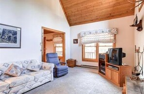 บ้านพัก, 3 ห้องนอน | ห้องนั่งเล่น | ทีวีจอแบน 39 นิ้ว พร้อมช่องเคเบิล, ทีวี, เตาผิง