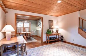 House, 3 Bedrooms | In-room dining