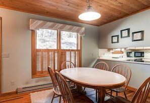 House, 3 Bedrooms | In-room dining
