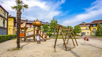 Área de juegos infantiles al aire libre