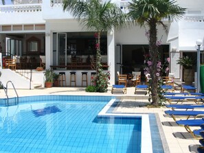 Outdoor pool - Emerald Hotel (Hersonissos)