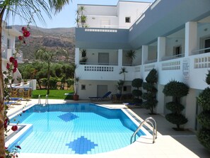 Outdoor pool - Emerald Hotel (Hersonissos)