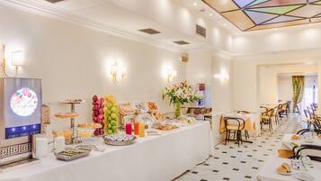 Desayuno buffet diario (EUR 8 por persona)