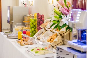 A buffet with various food items, including fruits, pastries, and beverages. - Raeli Hotel Lazio (Rome)