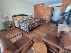 Desk, iron/ironing board, free WiFi, bed sheets - Timber Inn (Phillips)