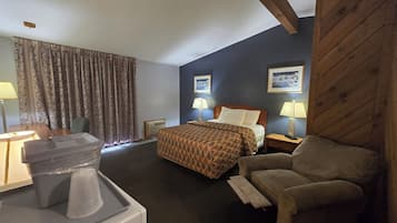 Standaard kamer, 1 queensize bed, uitzicht op meer | Een bureau, een strijkplank/strijkijzer, gratis wifi, beddengoed